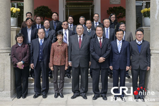 Chui Sai On met with Macao Federation of Trade Unions president 何雪卿 and the new leadership in the government headquarters on the 24th